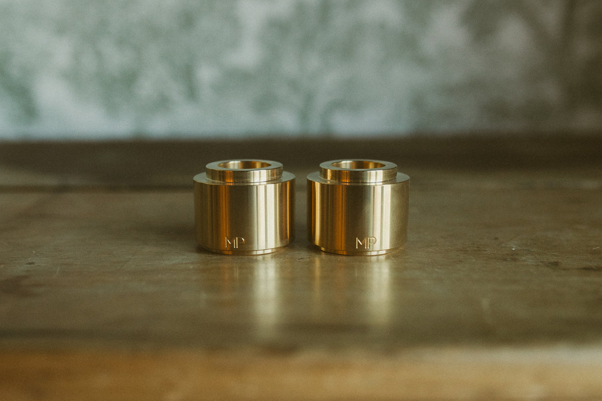 Box of two candle holders brass - FOLIES 1920
