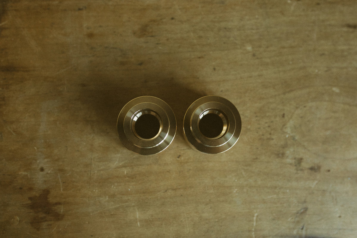 Box of two candle holders brass - FOLIES 1920