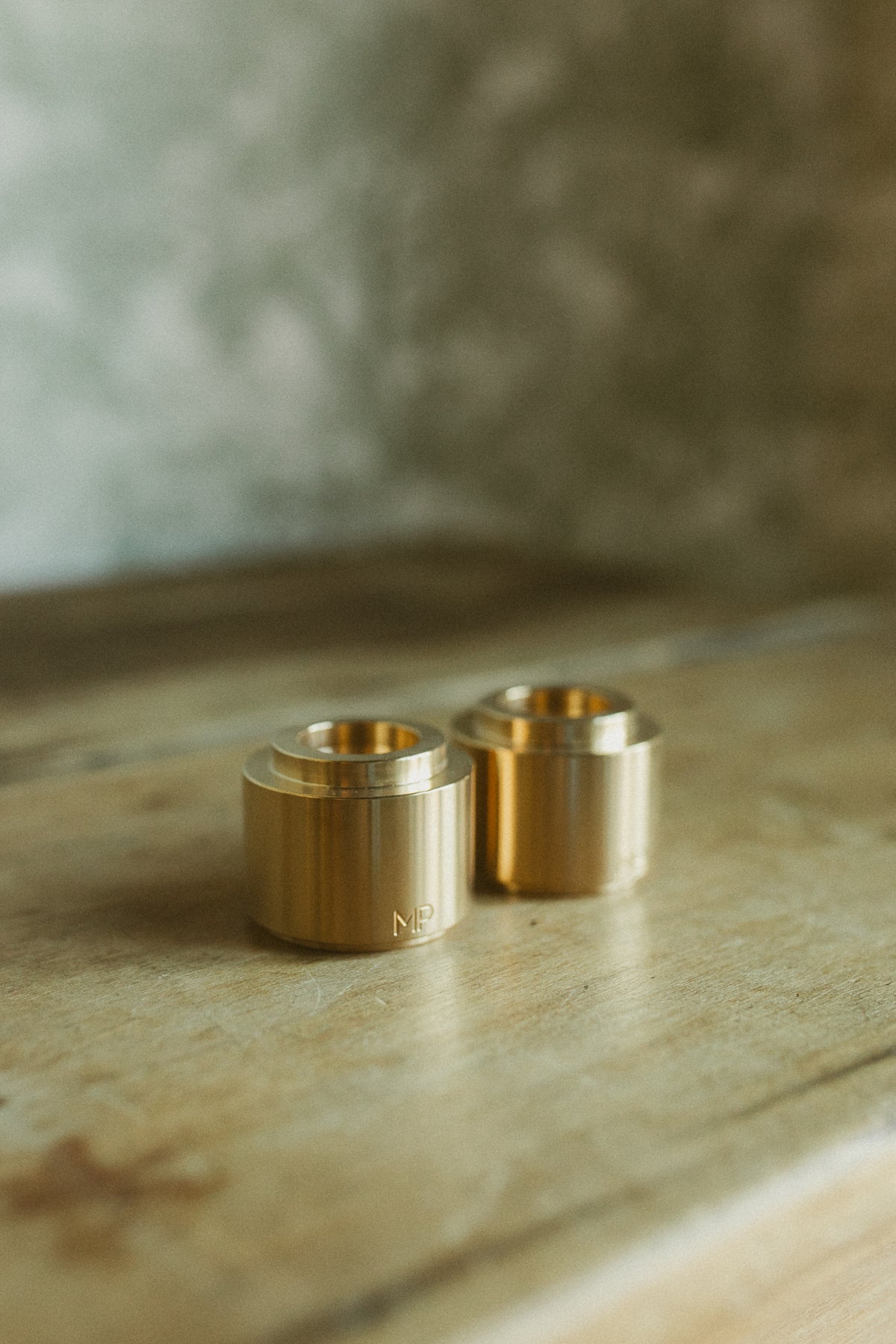 Box of two candle holders brass - FOLIES 1920