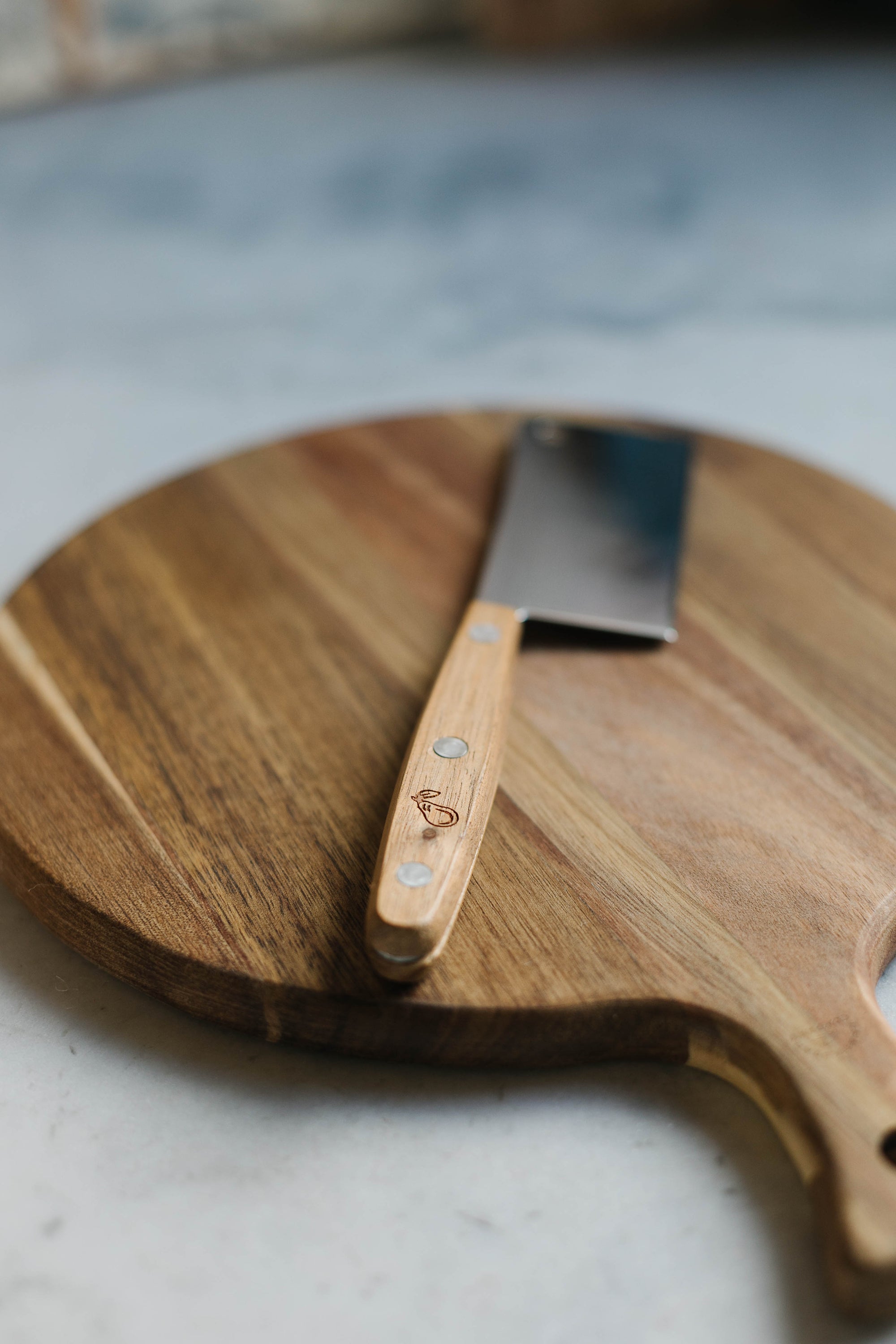 Round Charcuterie Board w/ Knife