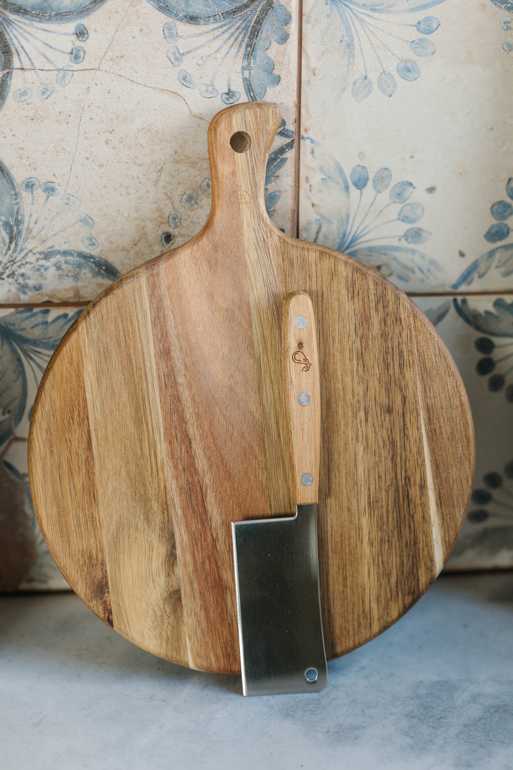 Round Charcuterie Board w/ Knife