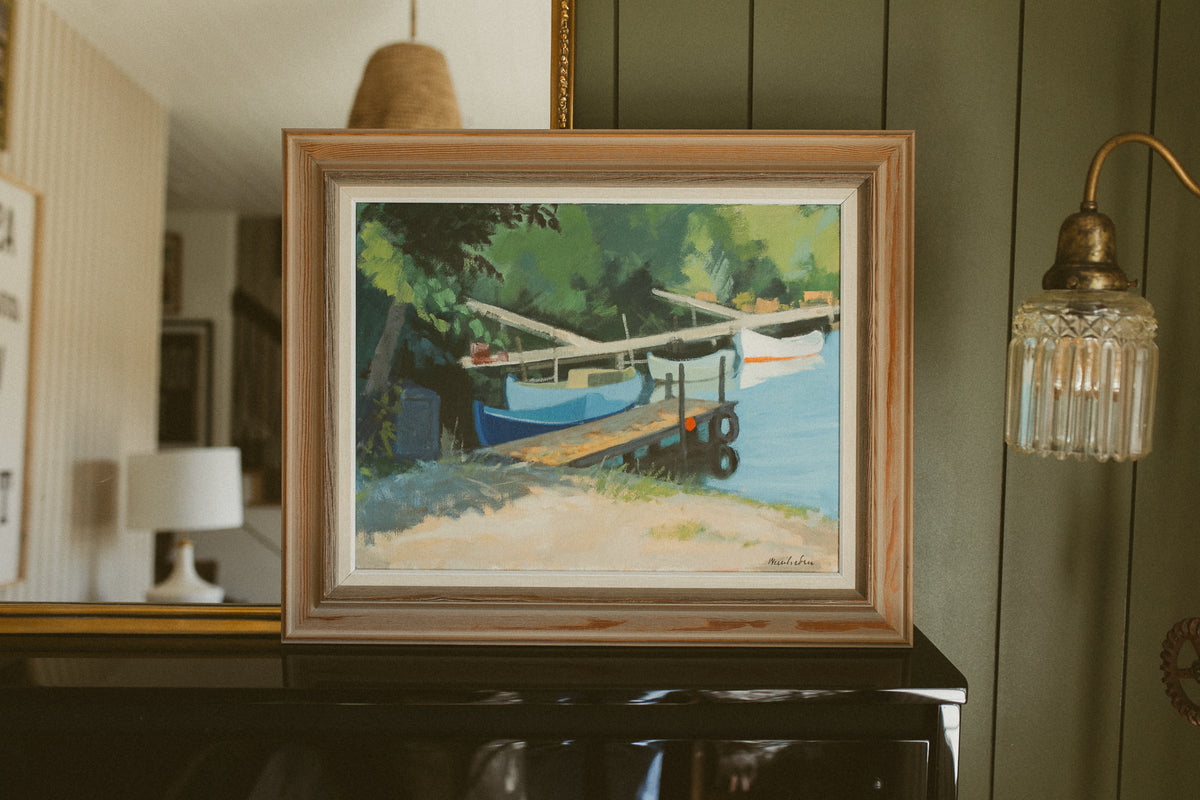 "Båtar vid bryggan" (Boats at the Wooden Dock)